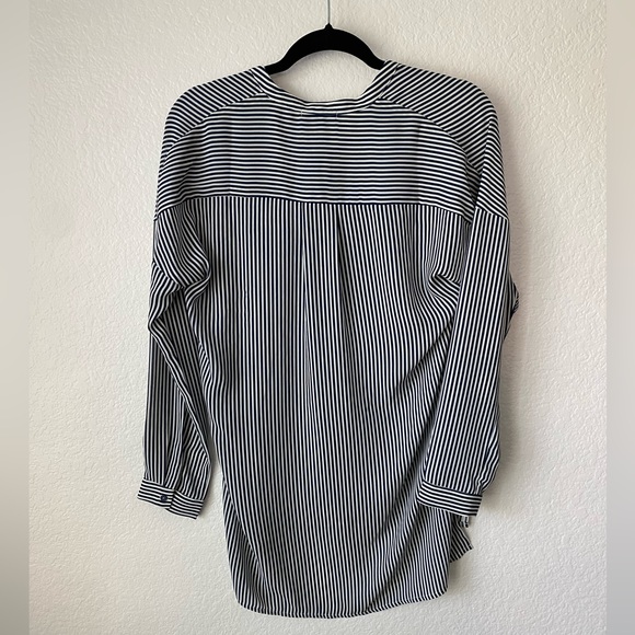 NWOT Navy & White Lumiere Button Up Blouse Size Small - Picture 3 of 5